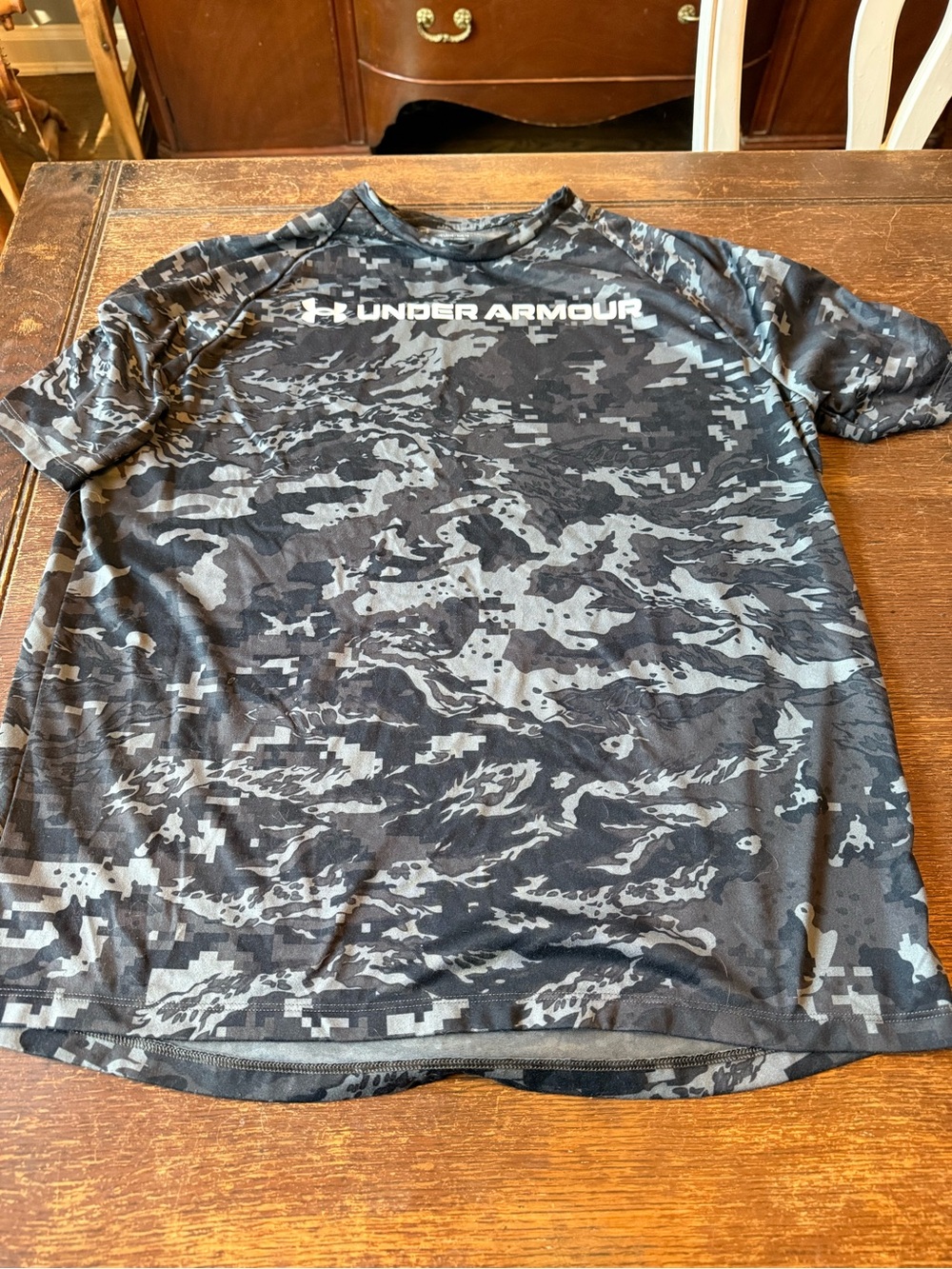 EUC Under Armour size large gray camo t-shirt